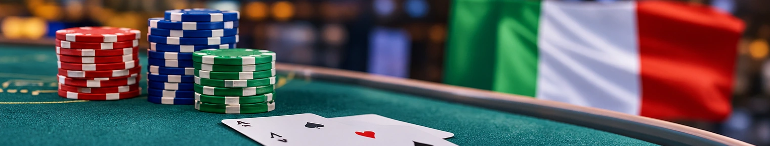 Fiches da casinò, carte da gioco e colori italiani su un tavolo verde