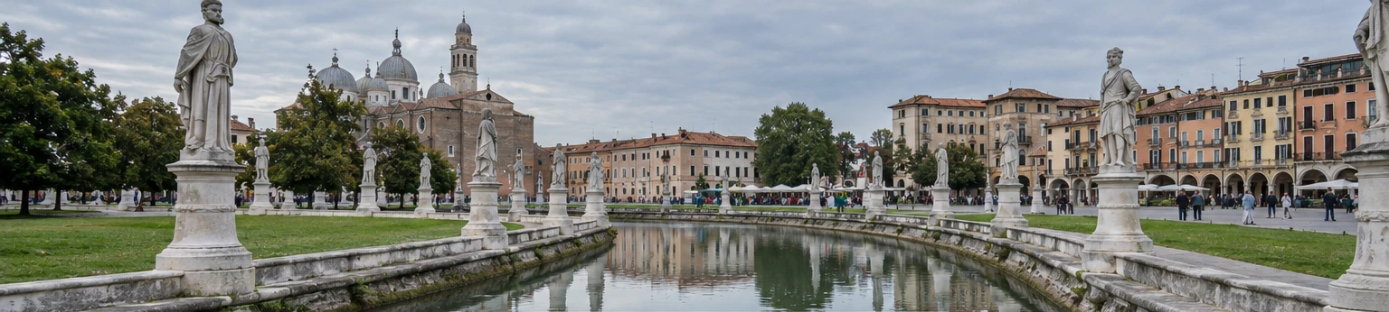 Prato della Valle a Padova, con il canale, le statue e gli edifici storici circostanti.